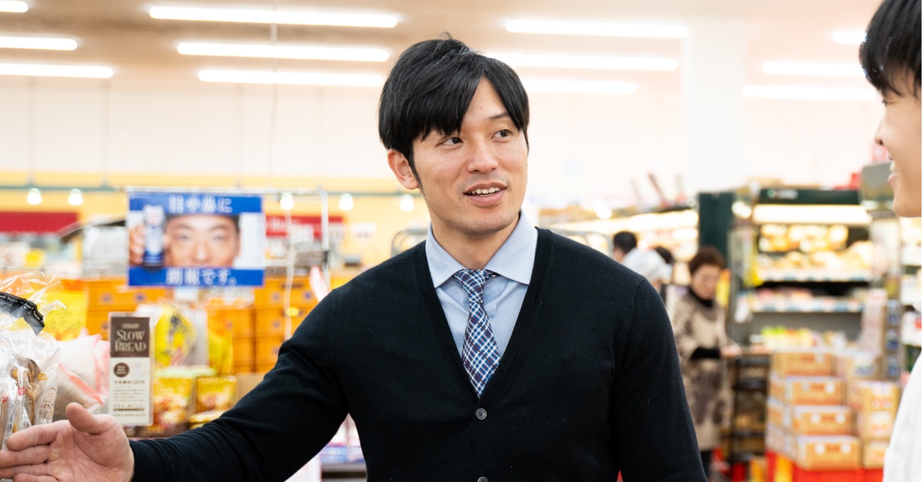 写真：笑顔で接客する男性店員